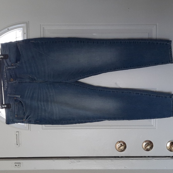 LEVI - Picture 2 of 2